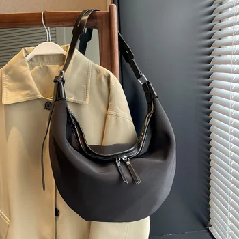 Повседневная нишевая дизайнерская сумка с мягкой поверхностью, женская новинка 2023 года, популярная универсальная сумка через плечо, спортивная сумка для клецек, ветровка