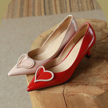 Новые женские модные туфли на высоком каблуке с жемчужной пряжкой в форме сердца, свадебные туфли на шпильке с острым носком, роскошные модельные туфли-лодочки