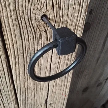 Чугунный антикварный дверной молоток тянет ручную ручку дверного обруча из старого вяза, железный дверной молоток увеличивает утолщение железного кольца