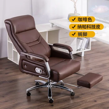 Роскошный и удобный кожаный босс может лежать на домашнем деловом офисном кресле, удобном и малоподвижном вращающемся кресле, современном и
