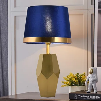 Современная Простая Персонализированная Настольная Лампа Light Luxury Wind Золотая Прикроватная Лампа Для Спальни Креативное Постмодернистское Американское Настольное Освещение