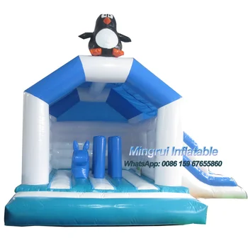 Надувной домик-качалка Penguin Polar World с горкой белого и синего цветов.