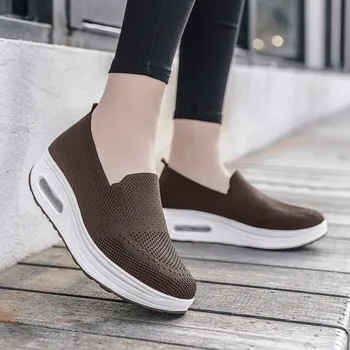 Повседневные женские кроссовки, тренд лета 2023, женская обувь на платформе и танкетке, Вулканизированная обувь, удобные дышащие трикотажные кроссовки из сетки