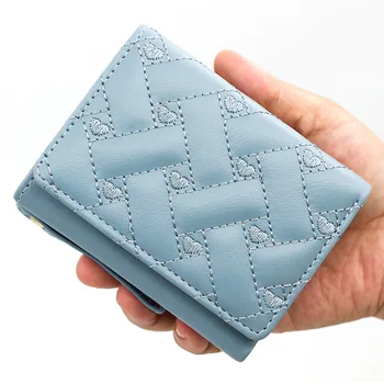 Новый женский короткий кошелек с простой вышивкой Love PU, трехстворчатая сумка для карт, Мультикарточная