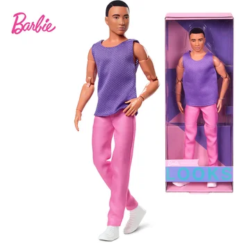 2023 Новая Кукла Кен Барби Выглядит Черноволосой, Фиолетовый Топ с Розовыми Брюками, Модная Коллекция Hjw84, Игрушка Для Девочки, Подарок